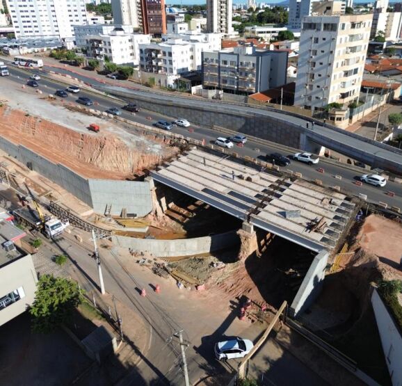 A interdição é necessária porque será realizada a concretagem da laje do viaduto que está sendo construídos no local. 