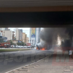 Imagens registradas pelo RepórterMT mostram o veículo sendo tomado pelas chamas e emitindo uma intensa fumaça preta. em Cui