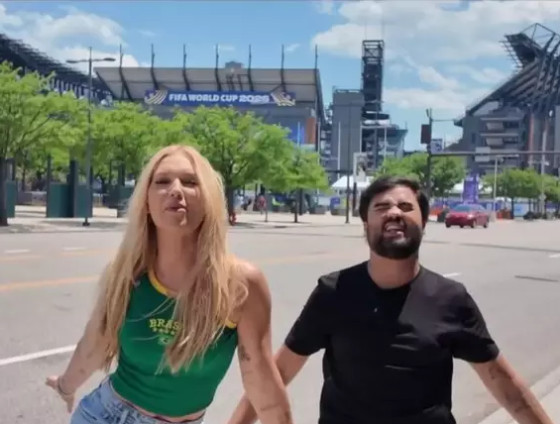 Ao lado do amigo e influenciador Lucas Guedez, a famosa buscou trazer leveza e descontração ao interagir com turistas de várias nacionalidades