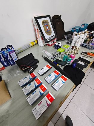 Produtos roubados foram recuperados pela polícia.
