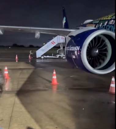 Após o pouso de emergência, os passageiros foram liberados normalmente e o avião seguiu para inspeção técnica.