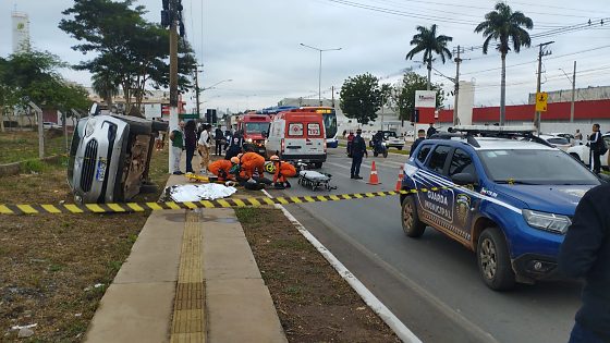 Mulher foi atingida por carro envolvido em acidente enquanto atravessava na faixa de pedestres.
