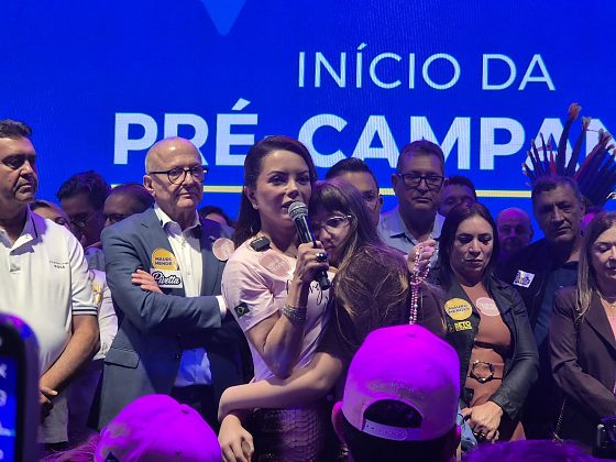 Abraçada à filha caçula Maria Luiza, Virgínia relembrou infância carente,