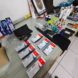 Produtos roubados foram recuperados pela polícia.