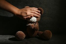 A denúncia veio à tona após a criança relatar espontaneamente os abusos à mãe.