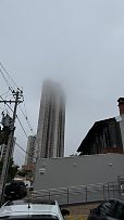 Neblina encobre topo do prédio mais alto do Centro-Oeste em Cuiabá
