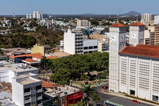O crédito ocorre ao longo do dia, conforme o cronograma da folha de pagamento 