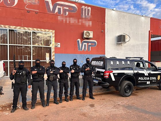Ao todo são cumpridos 13 mandados de prisão, 19 de busca e apreensão, além de 58 medidas judiciais diversas com foco no avanço das investigações e desarticulação patrimonial e financeira do grupo criminoso. 