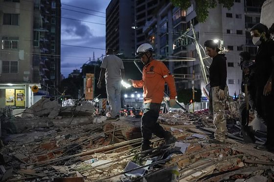 Há mais de mil feridos e vítimas presas nos escombros das dezenas de prédios e casas que desabaram.