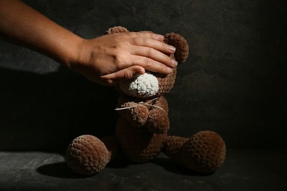 A denúncia veio à tona após a criança relatar espontaneamente os abusos à mãe.