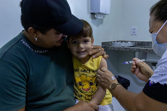 O imunizante é destinado a crianças menores de 5 anos que ainda não completaram o esquema vacinal.