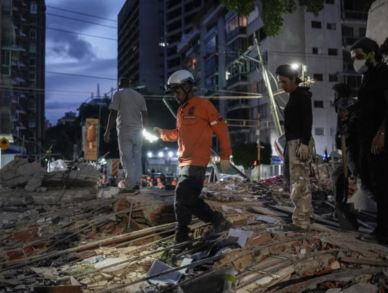 Há mais de mil feridos e vítimas presas nos escombros das dezenas de prédios e casas que desabaram.