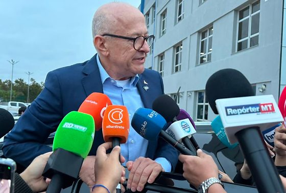Em tom crítico, o governador relembrou os problemas enfrentados pelo Governo do Estado com a primeira empresa responsável pelas obras do BRT na Avenida do CPA.