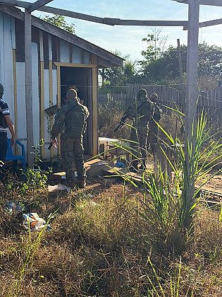 No interior do imóvel, foram apreendidas uma espingarda calibre 12 e um revólver calibre .38, além de celulares, roupas possivelmente utilizadas na ação criminosa, dinheiro em espécie, balanças de precisão e cadernos com anotações relacionadas ao trá