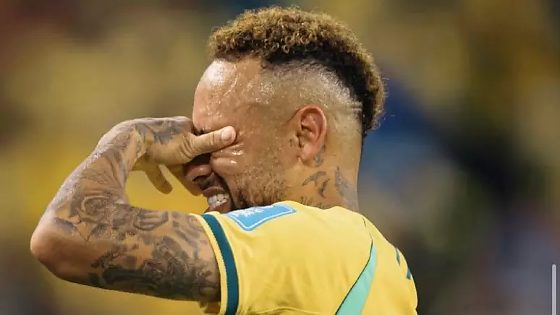 Neymar emocionado após estreia na Copa contra a Escócia.