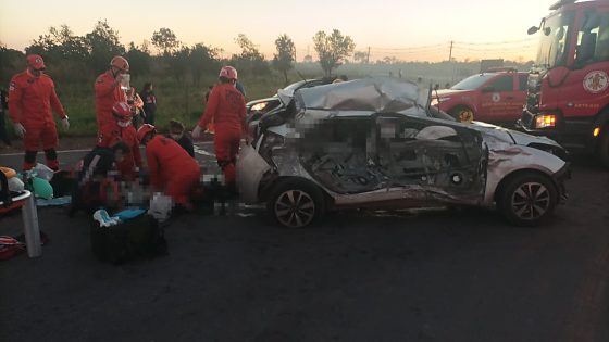 Equipes de resgate do Corpo de Bombeiros e do SAMU foram acionadas e tentaram reanimar o homem, mas ele não resistiu aos ferimentos e morreu ainda no local.