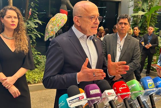 Pivetta esteve presente hoje pela manhã (24) na cerimônia de assinatura do Termo de Posse de novos policiais civis.