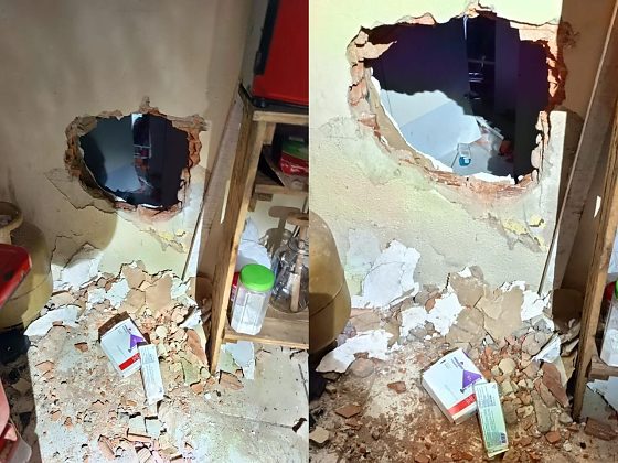 Bandidos abriram abrindo um buraco de aproximadamente 50 centímetros de diâmetro na parede para acessar a farmácia.