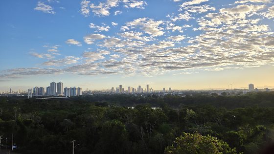 Para este sábado, a mínima deve ficar em 27°C e a umidade relativa do ar pode variar entre 35% e 65%.