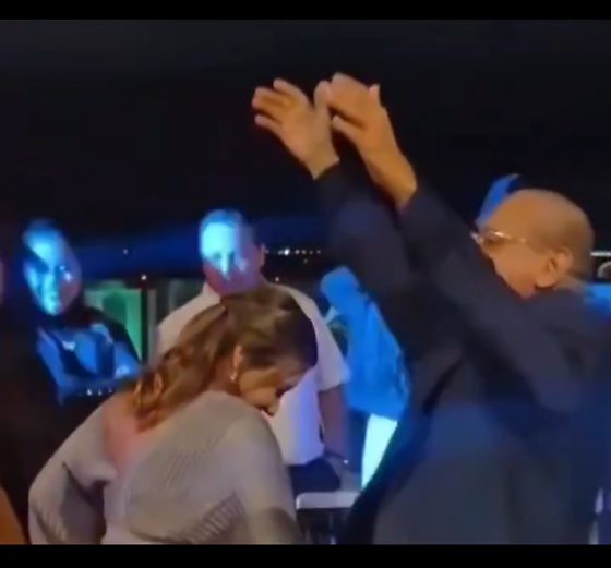 Prefeita Flávia Moretti e deputado Júlio Campos dançam juntos durante o aniversário do primeiro-cavalheiro Carlinho, realizado no sábado (5), em Várzea Grande.