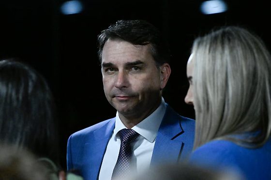 Senador confirmou participação no encontro da TV Globo, enquanto o presidente optou por conceder entrevista ao Flow Podcast.