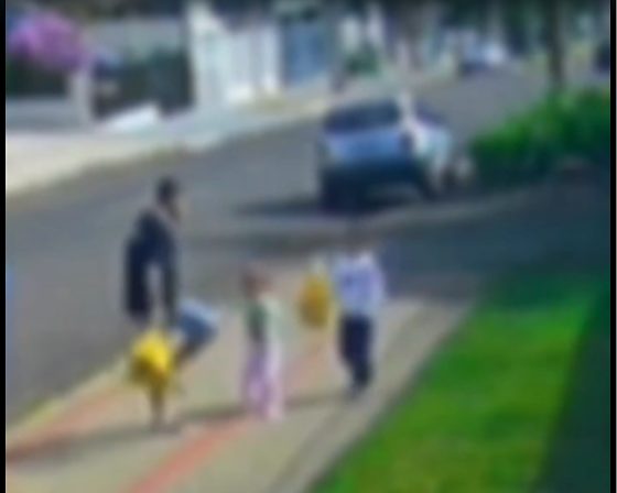 Câmera de segurança flagrou o momento em que homem agride a filha de 3 anos em via pública.
