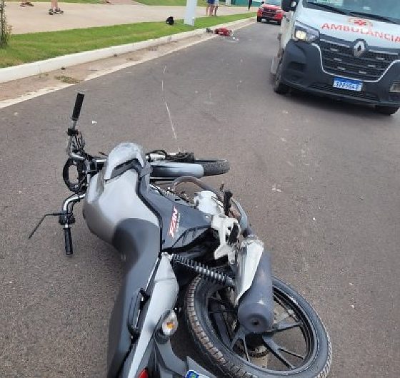 Conforme a apuração inicial, a criança estava na garupa de uma motocicleta conduzida pela mãe, que perdeu o controle do veículo e bateu contra um poste.
