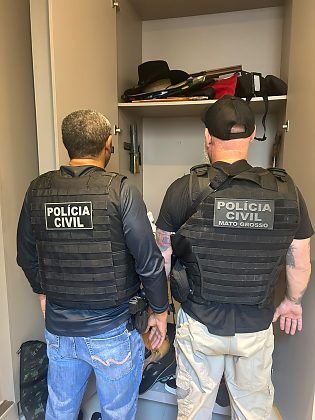 Os policiais apreenderam armas de fogo e munições, aparelhos celulares, computadores, mídias de armazenamento, chip de sistema de câmeras de segurança e fitas VHS