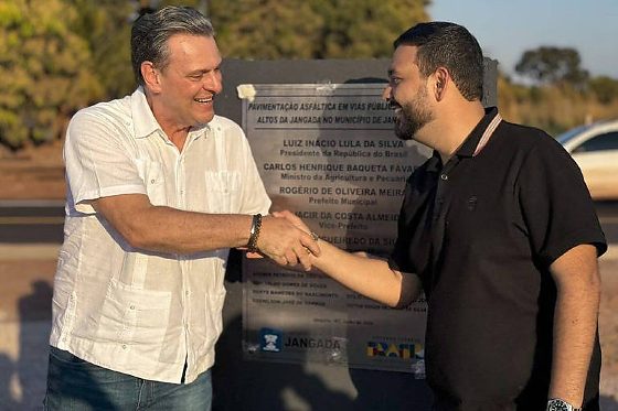 Carlos Fávaro ao lado do prefeito de Jangada, município que recebeu R$ 28,7 milhões e teve a aplicação dos recursos submetida a uma tomada de contas especial pelo TCE-MT.