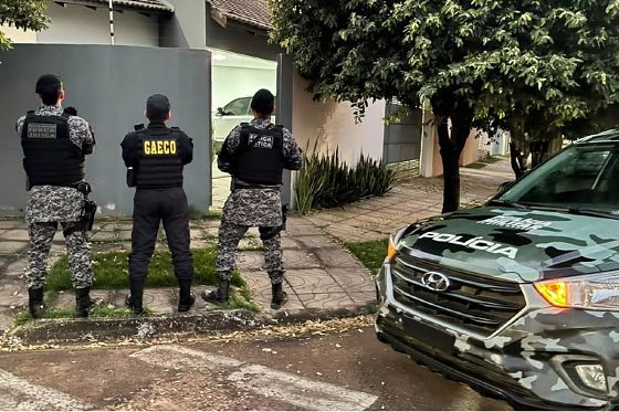 Os mandados estão sendo cumpridos nas residências dos investigados e também na sede da Prefeitura.