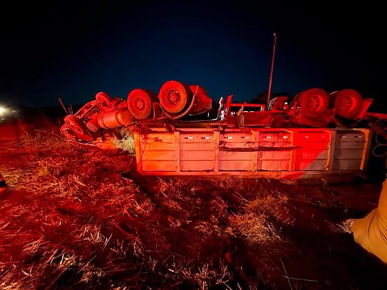 De acordo com os bombeiros, a carreta estava tombada às margens da rodovia e, inicialmente, não havia indícios aparentes sobre a causa do acidente.