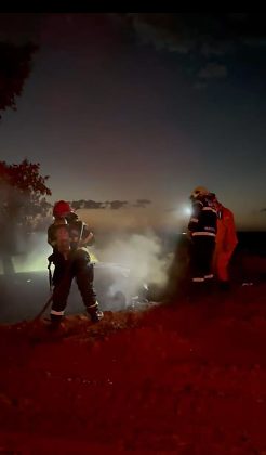 Após o controle do fogo, foi constatada a presença de um corpo totalmente carbonizado no porta-malas do automóvel.