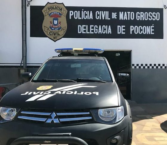 Durante a checagem nos sistemas de segurança, os policiais descobriram que ele tinha um mandado de prisão preventiva em aberto por roubo.