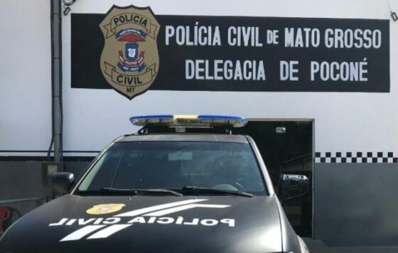 Durante a checagem nos sistemas de segurança, os policiais descobriram que ele tinha um mandado de prisão preventiva em aberto por roubo.