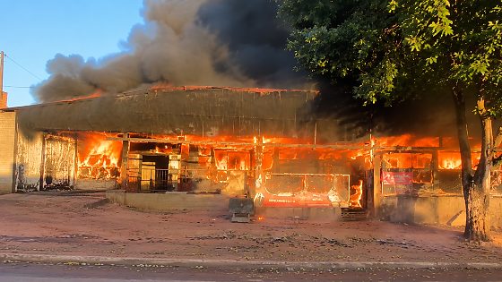 O incêndio começou em uma fritadeira elétrica usada para assar os salgados do local.