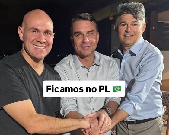 Abilio, Flávio Bolsonaro e Medeiros aparecem juntos e nome de Janaina não é citado