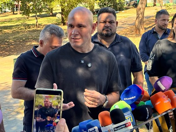 Abilio informou que a mãe segue internada, já no quarto dia de tratamento, e classificou o quadro clínico como delicado.