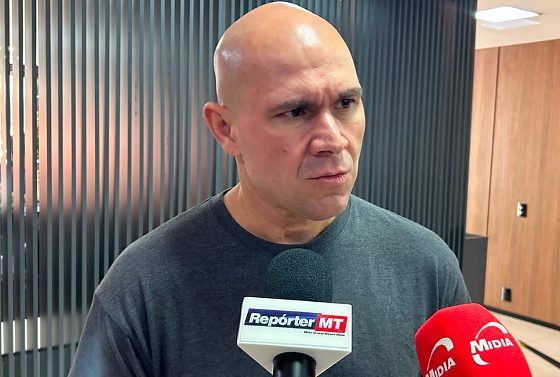 A declaração ocorreu após o prefeito ser questionado sobre o que faria se estivesse no lugar da prefeita de Várzea Grande, Flávia Moretti (PL).