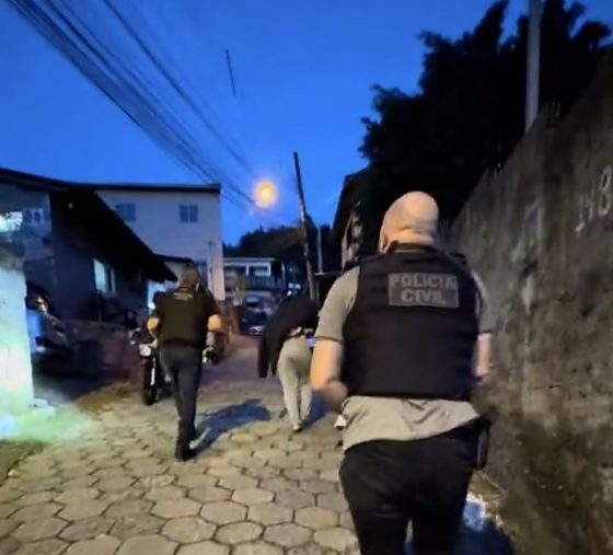 Polícia Civil cumpre cinco mandados contra dois jovens investigados por aliciar crianças e adolescentes pelo Discord e exigir imagens íntimas e de automutilação.