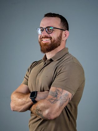 Dr. Jhone Pereira é médico, especialista em ortopedia e traumatologia, cirurgia da mão e microcirurgia e membro da Sociedade Brasileira de Ortopedia e Traumatologia Regional MT.