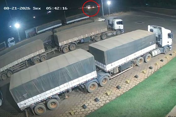 A gravação mostra os veículos de carga trafegando em sentidos opostos pela rodovia quando, ao se aproximarem, batem de frente. O acidente aconteceu em questão de segundos.