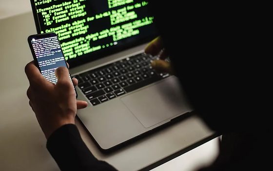 Estudo revela que a inteligência artificial tem desacelerado o crescimento salarial de profissões mais expostas à tecnologia, sem gerar impactos significativos na taxa de emprego até o momento.