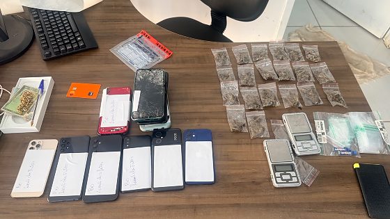 Ação da Delegacia de Homicídios e Delitos Gerais também apreendeu maconha, balanças de precisão e materiais usados no tráfico.