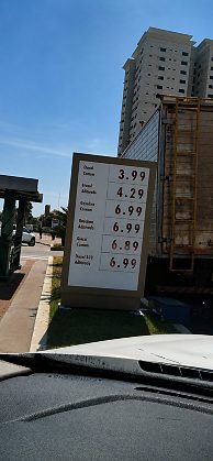 Placa de posto de Cuiabá mostra gasolina comum e aditivada por R$ 6,99; diesel S-10 também alcançou o mesmo valor