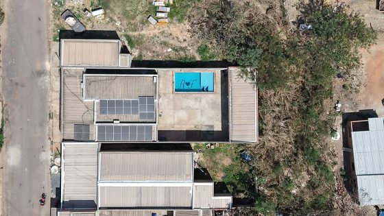Entre os imóveis vistoriados, havia estruturas com sistemas de geração de energia solar e piscinas com iniciais personalizadas.