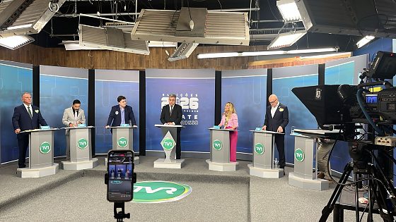 Os seis candidatos ao governo participam do debate.