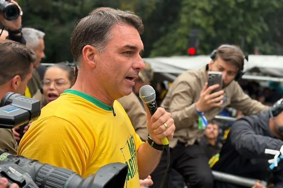 Diante de milhares de apoiadores, o senador afirmou que o Supremo Tribunal Federal (STF) precisa ser “protegido” do magistrado.
