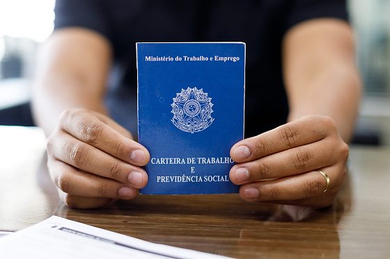 Oportunidades contemplam diferentes áreas e níveis de escolaridade, incluindo vagas que não exigem experiência profissional.
