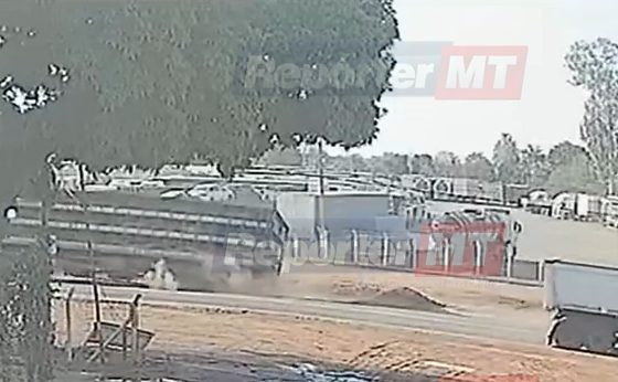 Caminhão tombou nesta segunda (7) e foi saqueado. Motorista foi socorrido.