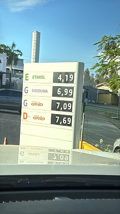 Painel de posto em Cuiabá mostra diesel S-10 a R$ 7,69 e etanol a R$ 4,19 nesta terça-feira.